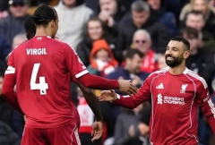 Salah rực sáng, Liverpool áp sát MU trên bảng xếp hạng