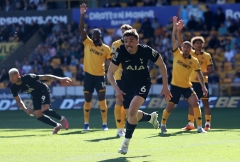 Thắng nghẹt thở, Tottenham vẫn không thoát nổi nhóm xuống hạng