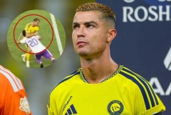 Nổi đóa vì thua 0-4, Ronaldo 'đấu vật' ngay trên sân