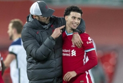 XÁC NHẬN: Liverpool đồng ý bán thủ quân trẻ nhất lịch sử cho đại gia Serie A