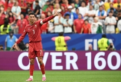 Một cái chỉ tay của Ronaldo xé toang hàng thủ Uzbekistan