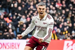 VAR gây bão, Arsenal tiến sát ngôi vương Ngoại hạng Anh