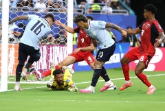Uruguay ném bay chiến thắng, Cape Verde khiến World Cup bùng nổ