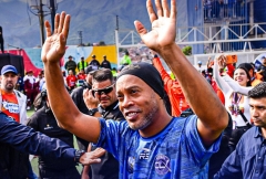 CHÍNH THỨC: Ronaldinho trở lại thi đấu chuyên nghiệp sau hơn 1 thập kỷ