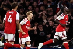 Arsenal nghiền nát Coventry, nhà vô địch gửi lời cảnh báo cực gắt