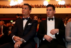 Messi trở lại cuộc đua QBV, Ronaldo có động thái giữa lúc bị gạch tên