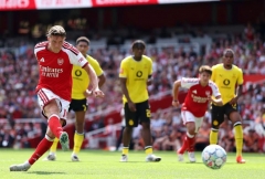 Arsenal gục ngã trước Dortmund sau màn rượt đuổi kịch tính tại Emirates Cup