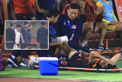 Trụ cột U23 Việt Nam báo tin buồn, nằm cáng rời sân