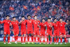 HLV Kim Sang Sik 'chơi lớn' gọi 6 trung vệ đấu Malaysia?