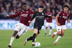 Hòa thất vọng West Ham, Man City dâng chức vô địch cho Arsenal