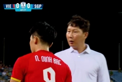 HLV Kim Sang Sik nói thẳng lý do thay Đình Bắc ra cực gắt