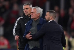 Mourinho trả giá cực đắt khi tái đấu Real Madrid