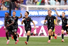 Hạ Nam Phi phút bù giờ, Canada lần đầu vào vòng 1/8 World Cup