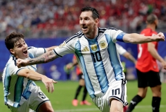 Messi chuộc lỗi, Argentina tạo màn ngược dòng điên rồ vào tứ kết