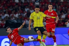 CĐV Indonesia đồng loạt gọi tên ĐT Việt Nam khi hòa may mắn Malaysia