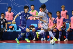 Từ chối sút tung lưới Nhật Bản, cầu thủ Indonesia khiến tất cả phải 'ngả mũ'