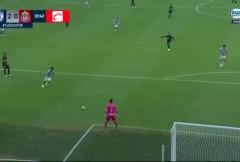 VIDEO: Thủ môn 'lag cực mạnh' biếu không cho đội bạn bàn thắng