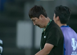 Truyền thông ĐNÁ xúc động trước cách ăn mừng của HLV Kim Sang Sik