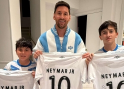 Messi và các con nhận món quà đặc biệt từ Neymar