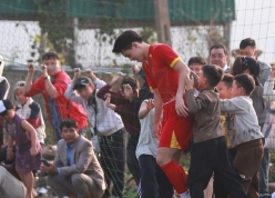 Đình Bắc tỏa sáng với 4 bàn, ủng hộ 60 triệu cho bà con khó khăn