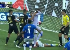 Hỗn chiến kinh hoàng ở sân cỏ Brazil, trọng tài rút tới 23 thẻ đỏ