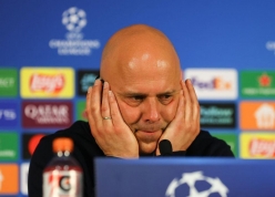 HLV Arne Slot bức xúc với VAR sau thất bại của Liverpool