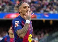 Raphinha lập hat-trick, Barca củng cố ngôi đầu bảng