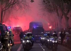 HLV Simeone lên tiếng khi xe buýt Atletico Madrid bị tấn công