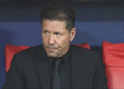 HLV Simeone va chạm với sao Arsenal sau trận đấu