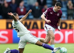 Aston Villa hụt bước trong cuộc đua Champions League