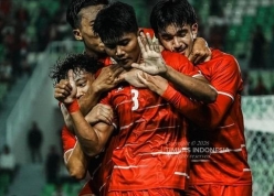 CĐV ĐNÁ phản ứng dữ dội khi Việt Nam thua Indonesia phút cuối