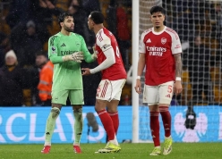 Arsenal mất điểm trước đội bét bảng, ngôi đầu lung lay dữ dội