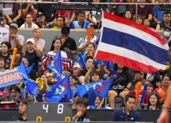 CĐV Thái Lan đồng loạt dậy sóng khi thắng Việt Nam 3-0 để vô địch bóng chuyền ĐNÁ
