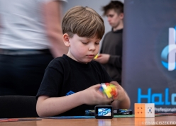 Cuber 9 tuổi giải Rubik 3x3 dưới 3 giây, phá kỉ lục thế giới