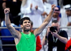 Alcaraz cầm chim trong lúc đăng quang Qatar Open 2026