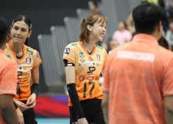 'Khổng lồ' bóng chuyền nữ Việt Nam hóa siêu chắn trong ngày ra mắt CLB Thái Lan