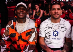 Israel Adesanya tái xuất, Alex Pereira có hàng động đáng chú ý