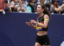 Ngôi sao marathon Mỹ bị cắt tài trợ vì... mang thai