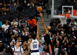 Khổng lồ bóng rổ 2m24 một tay che trời, nhận danh hiệu quý giá ở NBA