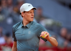 Sinner thắng chật vật đối 'mềm' trong ngày Alcaraz báo hung tin