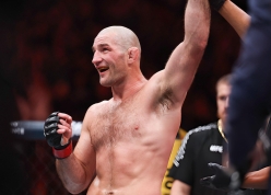Chuyên gia nhận định cơ hội của Sean Strickland trước Khamzat Chimaev ở UFC 328