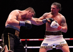 Usyk thắng tranh cãi huyền thoại kickboxing, bảo vệ đai hạng nặng