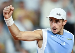 Tay vợt khổ chiến 17 giờ 42 phút để lọt tứ kết Roland Garros 2026