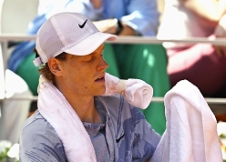 Sinner đeo thiết bị lạ trong buổi tập trước thềm Wimbledon 2026