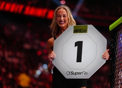 Ngọc nữ bóng rổ Mỹ làm Ring Girl ở UFC