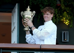 Sinner đếm tiền mỏi tay sau chức vô địch Wimbledon 2026