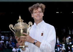 Bảo vệ ngôi vương Wimbledon, Sinner được ví là 'Djokovic mới'
