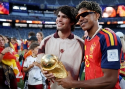 Carlos Alcaraz cùng Lamine Yamal sờ vào 'của quý' hậu chung kết World Cup