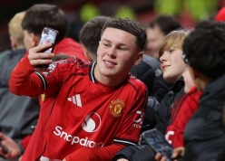 Con trai Rooney ghi 4 bàn cho Manchester United