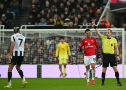CĐV MU vô cùng tức giận khi ngôi sao Newcastle thoát thẻ đỏ khó tin